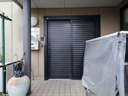 黒い門の前のエントランス