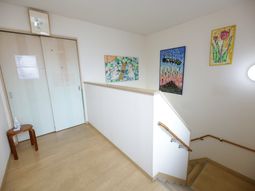 アートが飾られた廊下