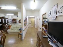 居住空間の広々とした廊下