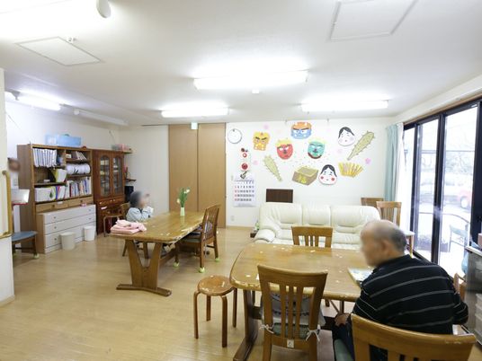 くつろぐ人たちの共有スペース