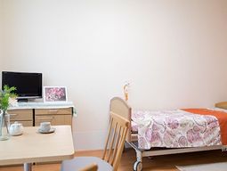 明るい個室の居室