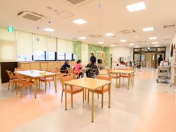 明るい食堂の様子