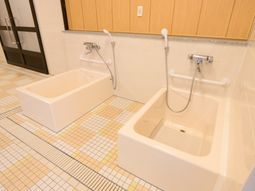 手すり付きの浴室設備