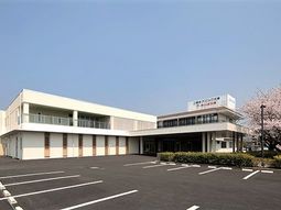 施設前の駐車場と桜