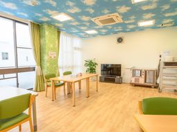 明るい雰囲気の共有スペース