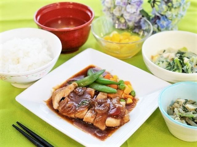 バランスの良い一食 食事 栄養満点の美味しそうな食事が並び、健康維持に寄与しています。彩り豊かで食欲をそそるメニューです。
