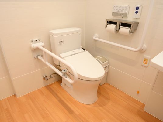 トイレの内部は明るく清潔感があり、居心地の良い印象。壁には緊急時のために、呼び出しボタンが完備されている。