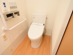 手すり付きの清潔なトイレ