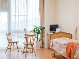 明るい居室の様子