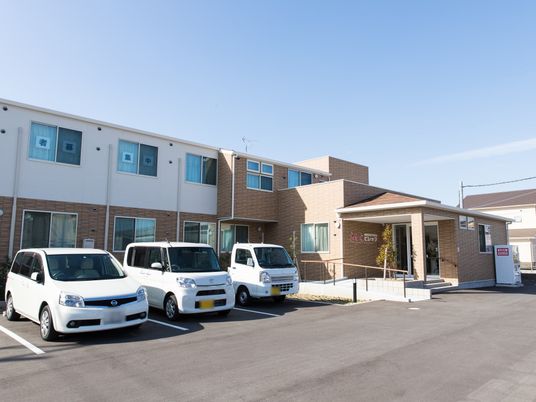 明るい外観の建物エントランス
