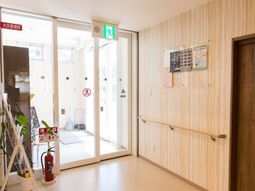 エントランスの明るい通路