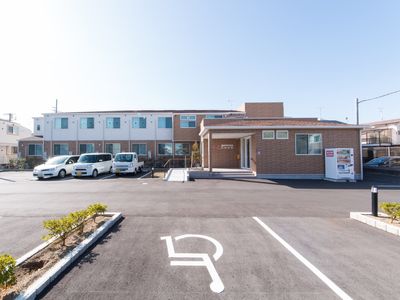 明るい一階建てエントランス