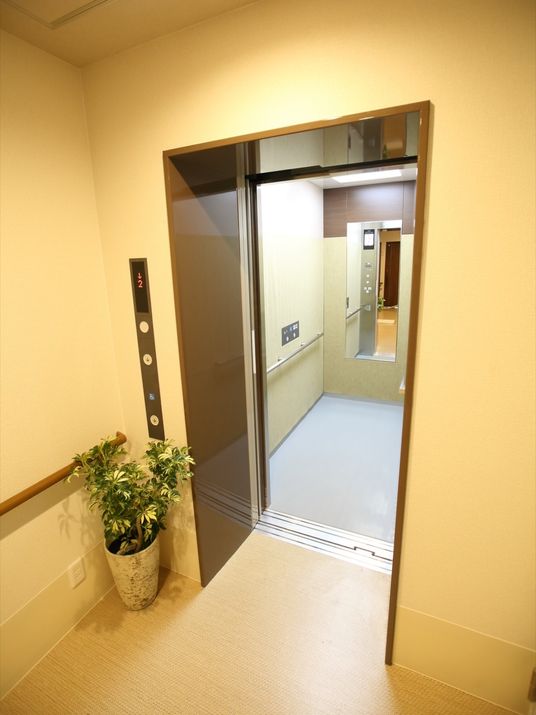 エレベーター前の廊下