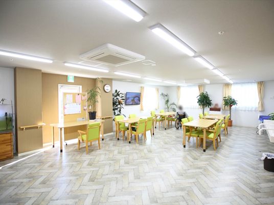 広々とした明るい食堂