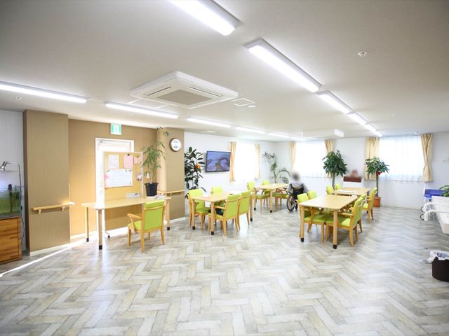 広々とした明るい食堂 談話室 ゆとりある食堂では、余裕のあるテーブル配置で快適にお食事が取れます。明るく開放的な空間が、日々の憩いの場となっています。