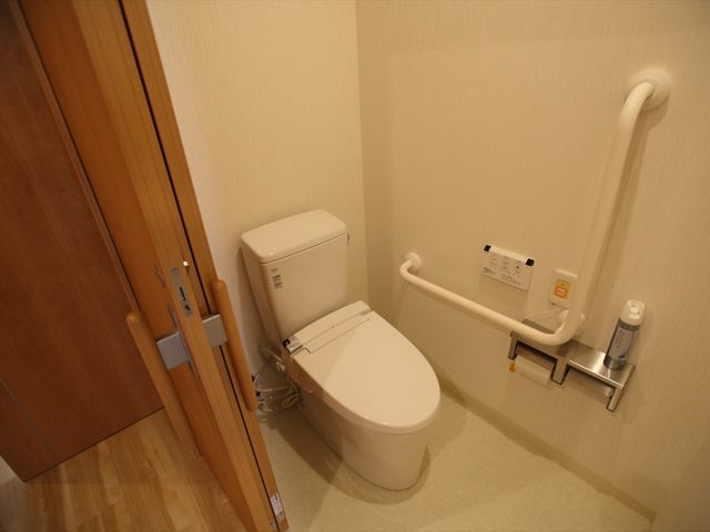 手すり付き清潔なトイレ トイレ 手すりが設置され、安全に配慮されたトイレスペースです。使いやすさを考えた設計で、快適にお使いいただけます。