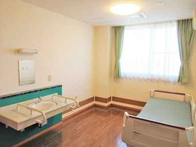 明るい個室の洋室