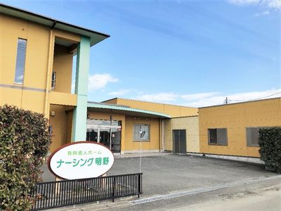 黄色い外壁のエントランス