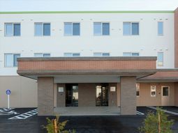 明るいエントランス外観