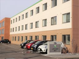 建物の外観と駐車場