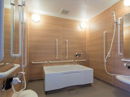 バリアフリー設計の浴室