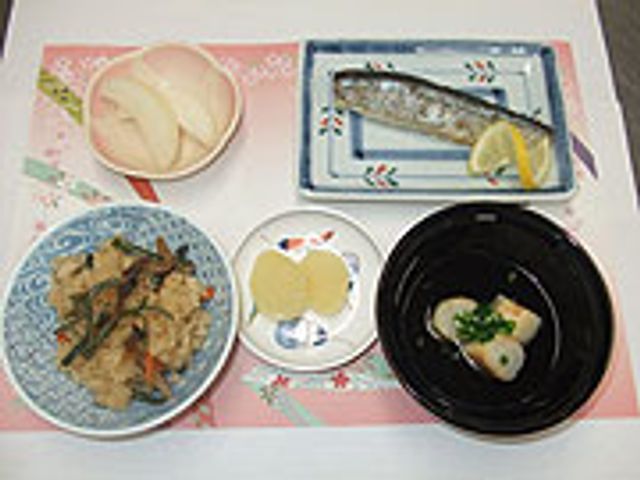 美味しそうな料理 料理 栄養バランスの取れた食事が提供されます。季節の食材を使用した心温まるメニューです。