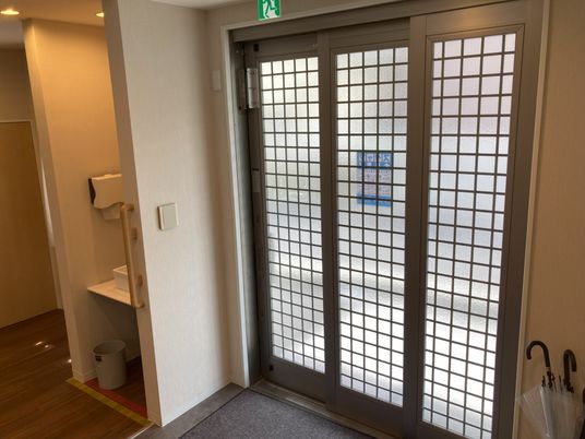 広い入口のエントランス