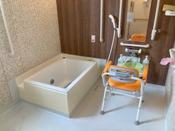 安全な椅子付き浴室