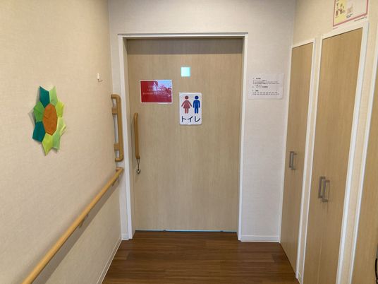 廊下に面したトイレの扉