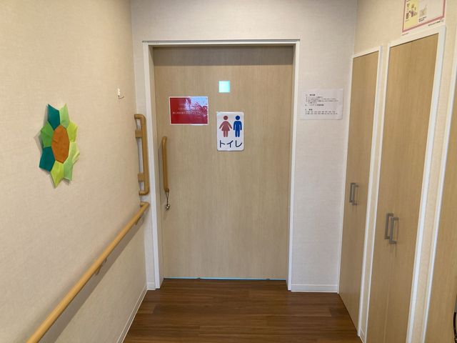 廊下に面したトイレの扉