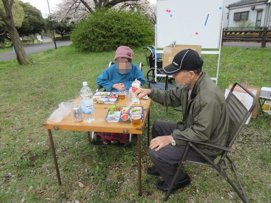 屋外でのレクリエーション風景