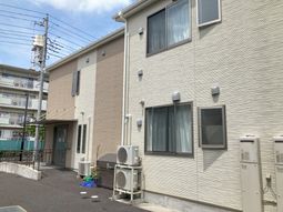 明るい日差しの外観