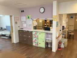 明るい居室の様子