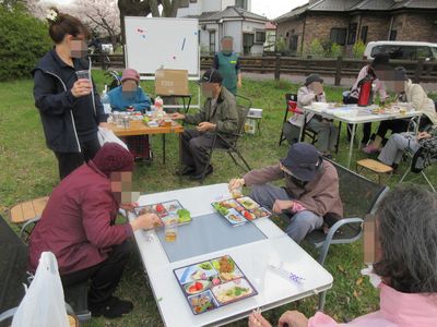 外で食事する人々