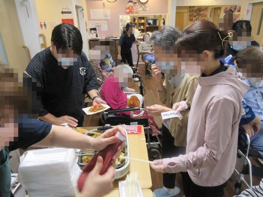 活気ある食事時の様子