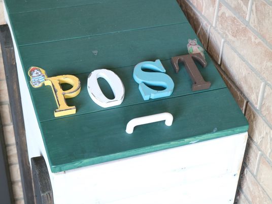 カラフルな文字の郵便受け