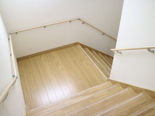 安全な手すり付き階段