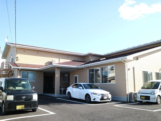 晴れた日の施設外観