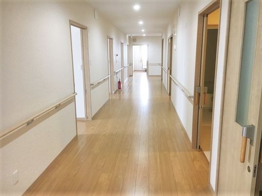 明るく広々とした廊下