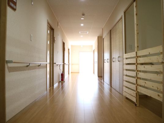 明るい廊下の景色