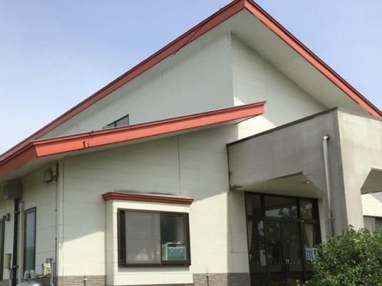 白壁の施設外観  