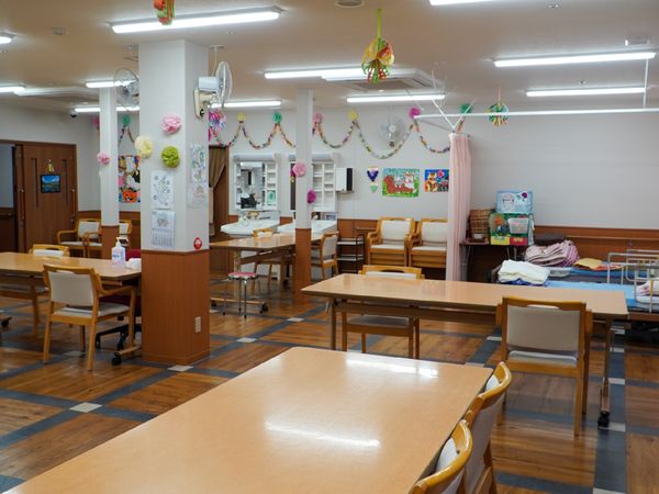カラフルな装飾の食堂