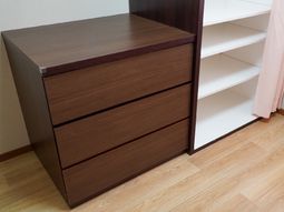 茶色い収納家具と床