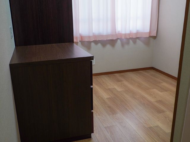シンプルな空間の洋室 居室 床の木目調が温もりを感じさせる部屋です。落ち着いた雰囲気で、ゆったりとお過ごしいただけます。