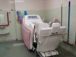 バリアフリー設計の浴室