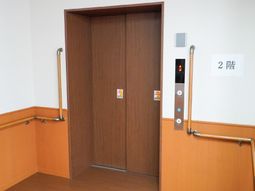 手すり付きのエレベーター前