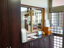 フロントカウンターと窓