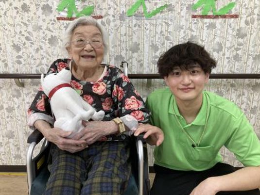 笑顔の利用者と職員