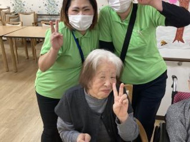 スタッフと利用者の笑顔 明るく和気あいあいとした雰囲気の中で、スタッフが利用者様と一緒に楽しい時間を過ごしています。
