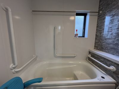 安全設備のある浴室